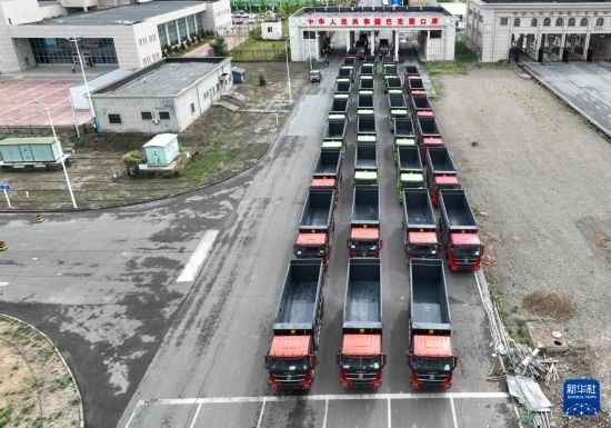 7月2日，車輛在巴克圖口岸辦理通關手續(xù)（無人機照片）。新華社發(fā)（馬丁 攝）