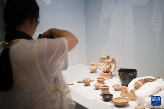 7月2日，開箱后的古希臘文物被工作人員移入展柜。新華社記者 張端 攝