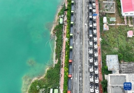 7月2日，車輛在巴克圖口岸有序出境（無人機照片）。新華社發(fā)（馬丁 攝）