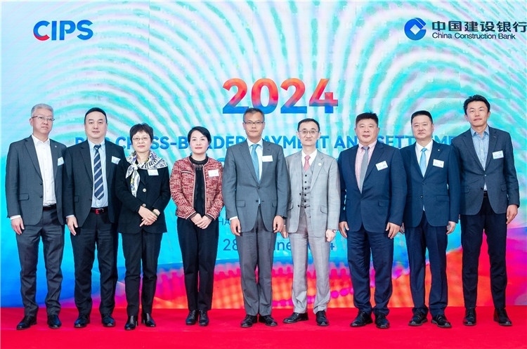 鄭冰開公使與CIPS公司、建行總行以及在南中資銀行合影、留念。（中國建設(shè)銀行約翰內(nèi)斯堡分行供圖）