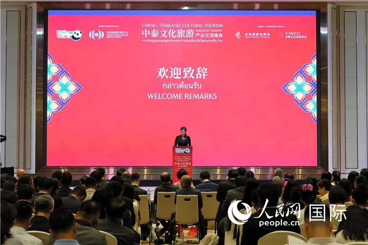 泰國(guó)文化部副部長(zhǎng)普洛伊·塔尼庫(kù)發(fā)表演講。