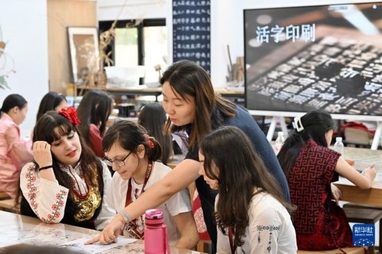 7月3日，外國學(xué)生在了解中國文化。新華社記者 李然 攝