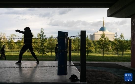 7月2日，在哈薩克斯坦首都阿斯塔納，一名男子在橋下運動場練習拳擊。新華社記者 白雪騏 攝