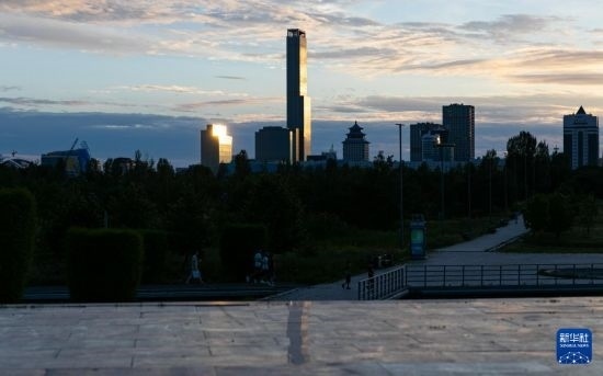 這是7月2日拍攝的哈薩克斯坦首都阿斯塔納市中心的建筑群。新華社記者 白雪騏 攝