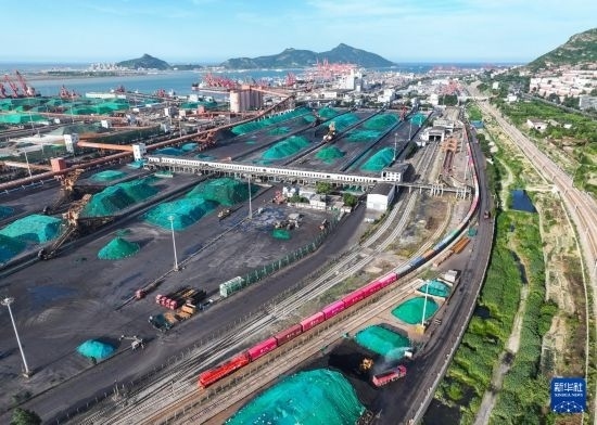 6月26日，“韓國-連云港-中亞”國際多式聯(lián)運班列從中哈連云港物流合作基地出發(fā)，駛往哈薩克斯坦、烏茲別克斯坦（無人機照片）。班列運載的55個大柜此前于6月13日從韓國境內(nèi)發(fā)出，經(jīng)釜山港海運抵達連云港后轉(zhuǎn)由鐵路運輸。新華社記者 季春鵬 攝