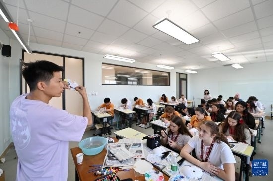 7月3日，外國學(xué)生在學(xué)習(xí)繪制京劇臉譜。新華社記者 李然 攝