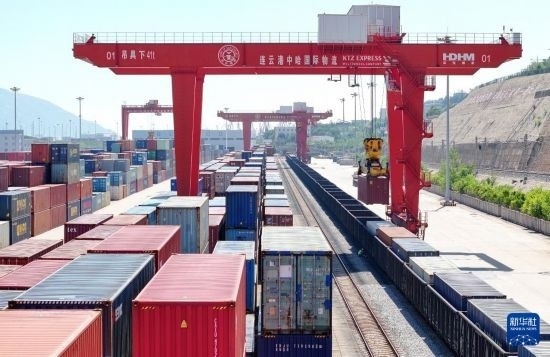 6月30日，在中哈連云港物流合作基地，大型機械在吊裝集裝箱（無人機照片）。新華社發(fā)（王健民 攝）