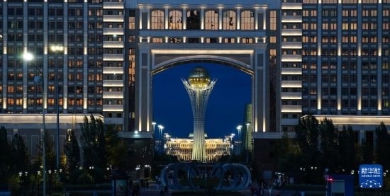 這是7月1日在哈薩克斯坦首都阿斯塔納透過一座建筑拍攝的巴伊杰列克觀景塔。新華社記者 王建華 攝