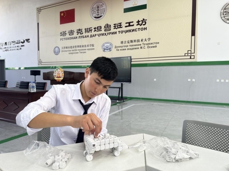 在塔吉克斯坦魯班工坊內(nèi)，學(xué)員正在操作能力源創(chuàng)新套件。本報記者 屈佩 攝
