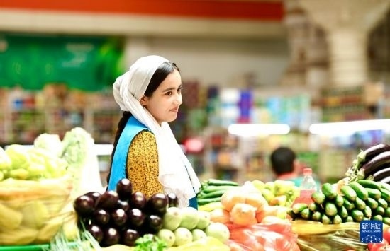 這是7月3日在塔吉克斯坦首都杜尚別大巴扎內(nèi)拍攝的營業(yè)者。新華社記者 姚大偉 攝