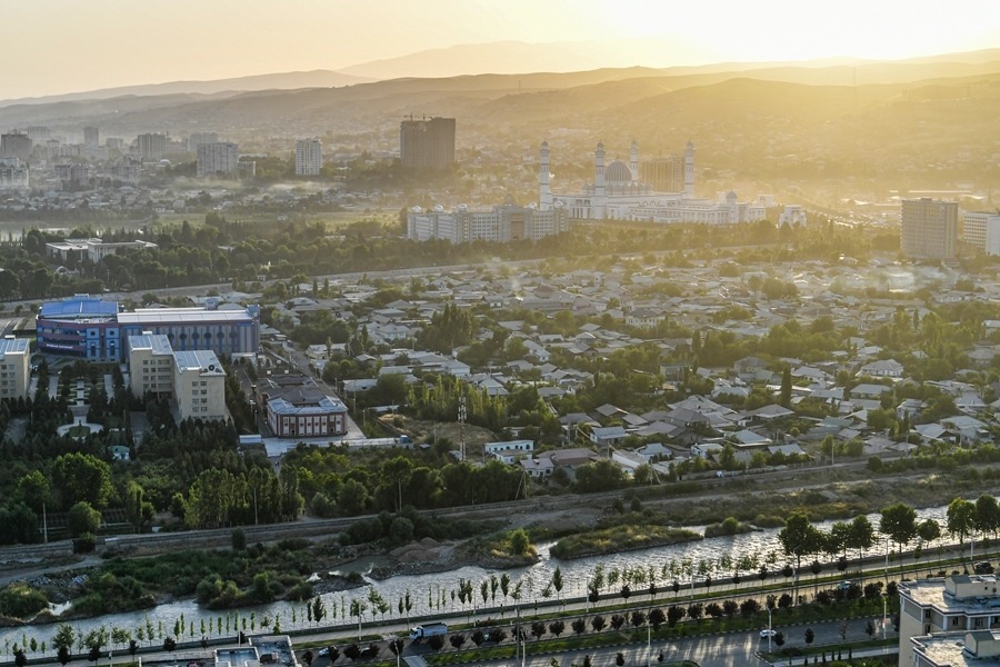 這是2024年6月26日拍攝的塔吉克斯坦首都杜尚別城市風(fēng)光。新華社記者 曹陽(yáng) 攝