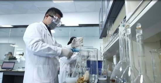 中國科學院贛江創(chuàng)新研究院科研人員在做實驗。
