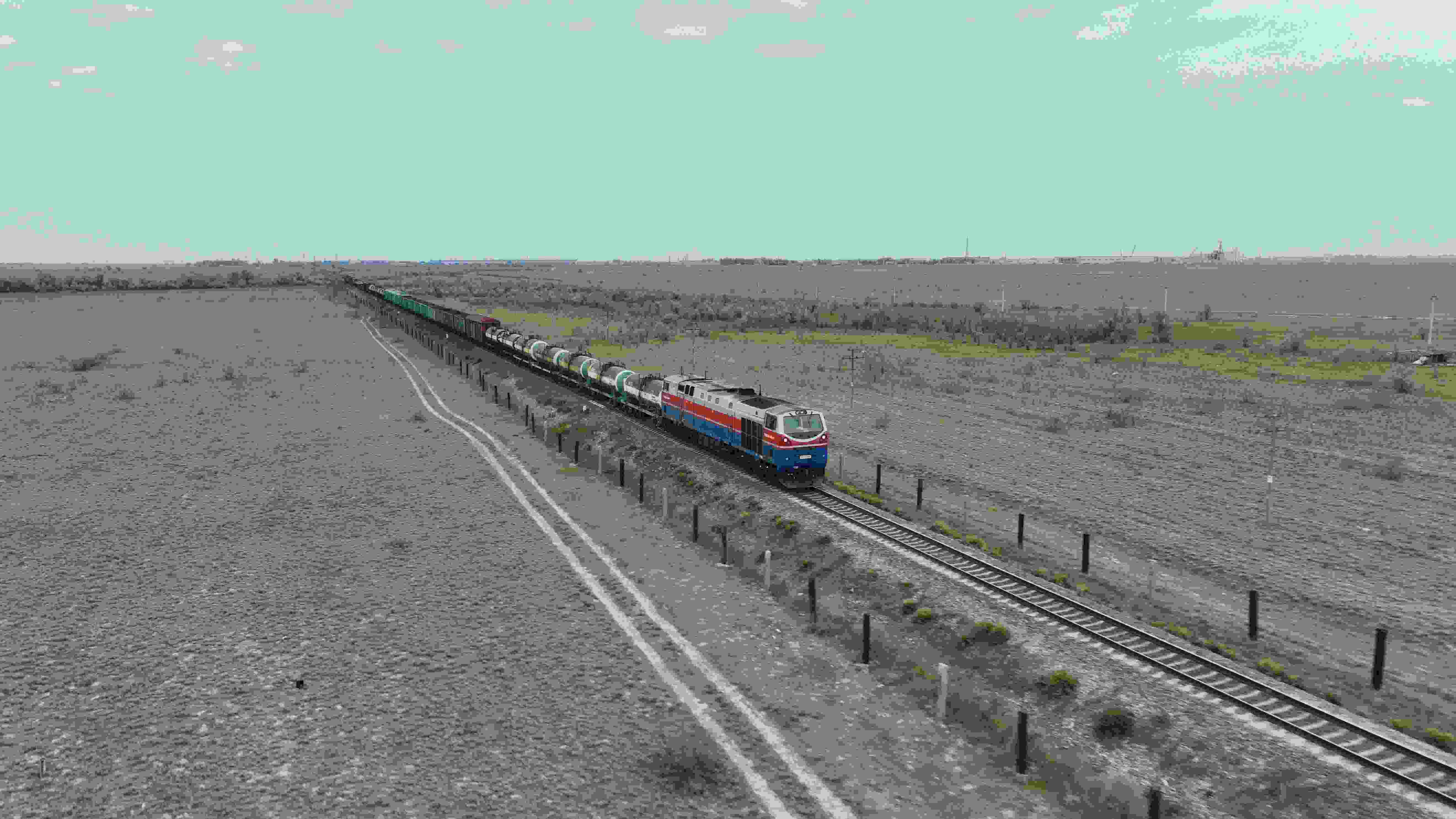 △ 2023年5月12日，在哈薩克斯坦阿拉木圖附近，貨運列車馳騁于阿拉木圖與中國霍爾果斯間（無人機照片）。