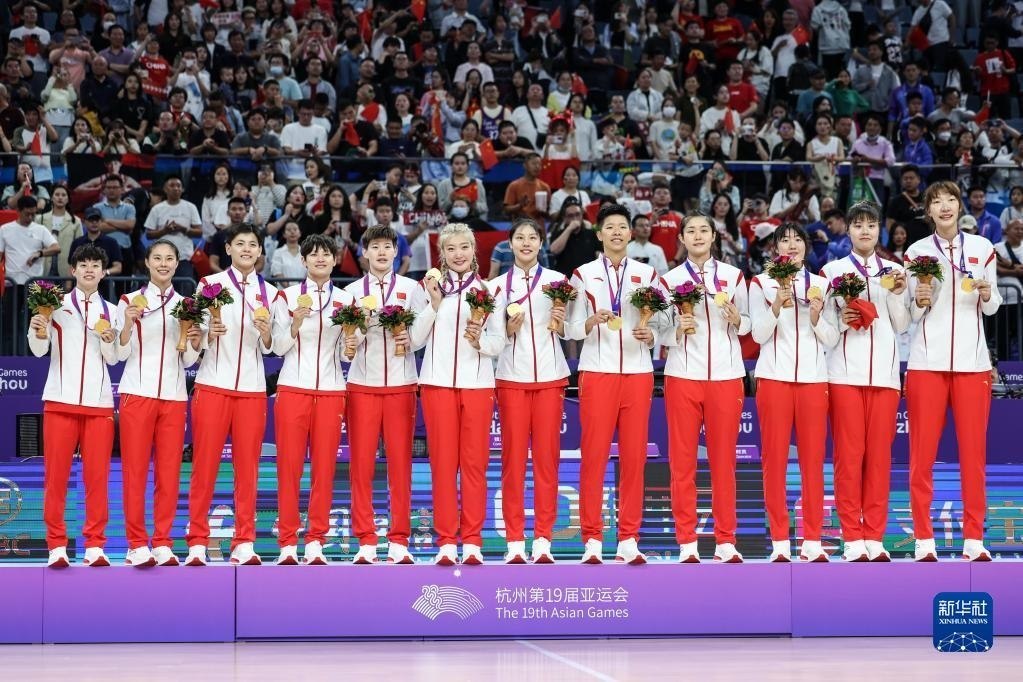 2023年10月5日，在杭州亞運(yùn)會(huì)籃球項(xiàng)目女子決賽中，中國隊(duì)以74比72戰(zhàn)勝日本隊(duì)，奪得冠軍。圖為中國隊(duì)球員在頒獎(jiǎng)儀式上。新華社記者 潘昱龍 攝