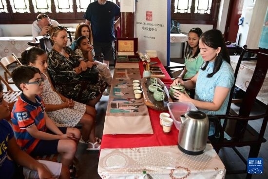 7月4日，在馬耳他桑塔露琪亞市的中國(guó)古典園林“靜園”，人們欣賞中國(guó)茶藝表演。新華社發(fā)（喬納森·博格 攝）