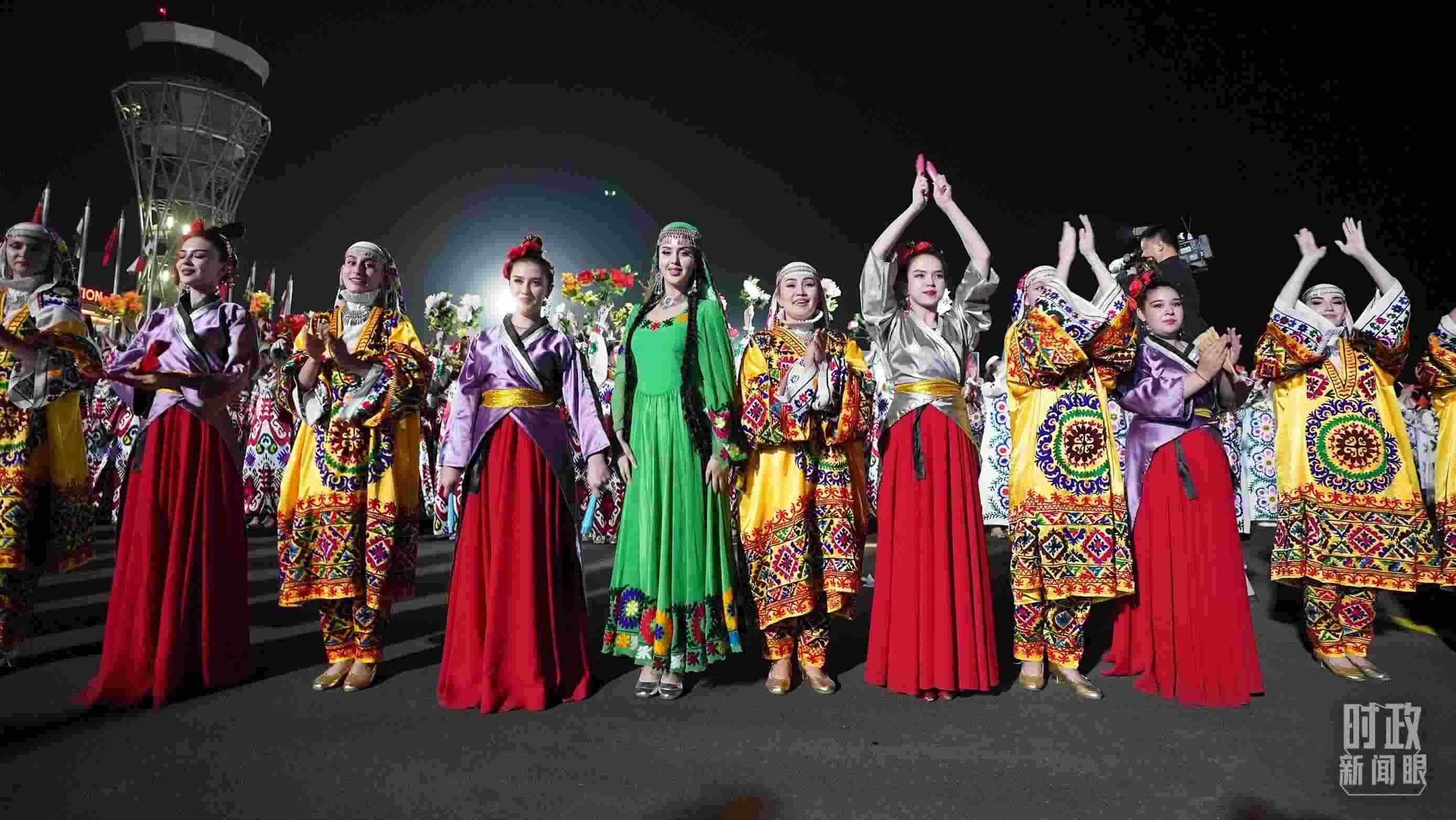 △迎賓儀式上身著民族盛裝的塔吉克斯坦青年。（總臺記者李晉拍攝）