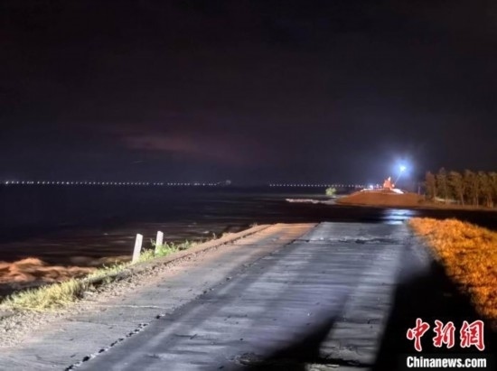  7月6日凌晨，湖南岳陽華容縣團洲垸洞庭湖一線堤防決口現(xiàn)場。中新社記者 白祖偕 攝