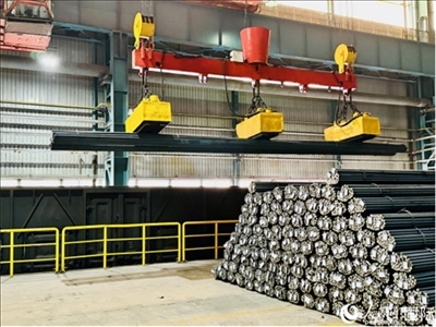 通鋼產(chǎn)品正在裝車。人民網(wǎng) 謝瑩攝
