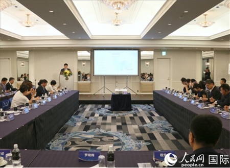 深圳市光明區(qū)委常委、副區(qū)長王芳成介紹光明科學城。人民網(wǎng) 許可攝