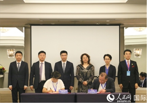 雙方企業(yè)簽訂交流與合作協(xié)議。人民網(wǎng) 許可攝