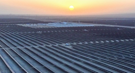 2023年11月13日拍攝的中國(guó)石油塔里木油田伽師縣60萬千瓦光伏發(fā)電項(xiàng)目（無人機(jī)照片）。新華社發(fā)（陳士兵攝）