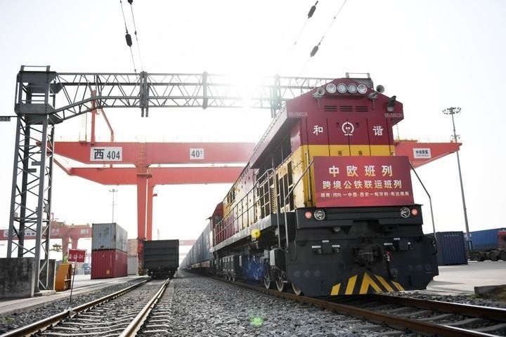 中歐班列（越南·河內(nèi)——中國·西安——匈牙利·布達(dá)佩斯）跨境公鐵聯(lián)運(yùn)班列準(zhǔn)備發(fā)車（2024年3月7日攝）。新華社記者 李一博 攝