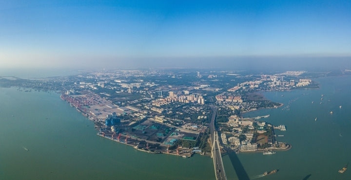 海南自貿(mào)港重點(diǎn)園區(qū)——洋浦經(jīng)濟(jì)開發(fā)區(qū)（2023年12月31日攝，無人機(jī)全景照片）。新華社記者 蒲曉旭 攝