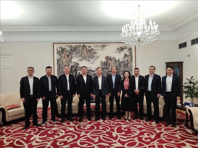 中國(guó)駐瑞典大使崔愛(ài)民（左五）會(huì)見(jiàn)中國(guó)中鐵股份有限公司總裁陳文健一行并合影。中國(guó)駐瑞典大使館供圖