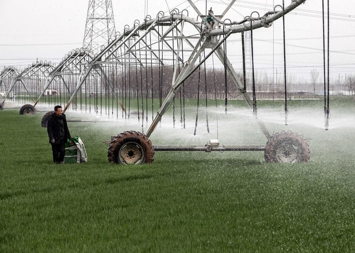 2024年3月18日，在河南省焦作市博愛縣孝敬鎮(zhèn)東原莊村瑞輝家庭農場，村民使用全自動指針式噴灌機進行澆灌作業(yè)。新華社發(fā)（程全攝）