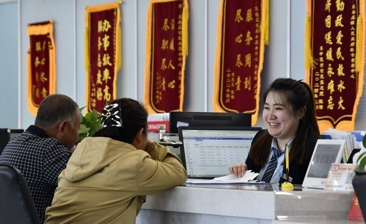 2024年3月25日，北京市大興區(qū)龐各莊鎮(zhèn)政務服務中心的工作人員耐心為群眾解答問題。大興區(qū)龐各莊鎮(zhèn)政務服務中心用“最多跑一次”的工作理念為企業(yè)和群眾提供了便利化、精準化、個性化的衍生服務。新華社記者 李欣 攝