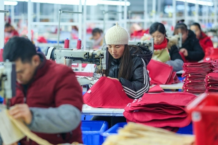 2024年1月18日，社區(qū)居民在紅安社區(qū)的鄉(xiāng)村振興就業(yè)車間工作。紅安社區(qū)是由易地搬遷安置區(qū)單獨成立的新社區(qū)，位于湖南省湘西土家族苗族自治州鳳凰縣禾庫鎮(zhèn)。新華社記者 張鋮 攝