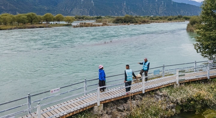 西藏雅尼國家濕地公園管護員在巡護途中小憩（無人機照片，2023年9月8日攝）。新華社記者 丁增尼達 攝