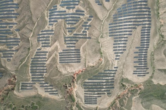 通渭縣10萬千瓦集中式光伏發(fā)電項(xiàng)目。新華社記者 張睿 攝