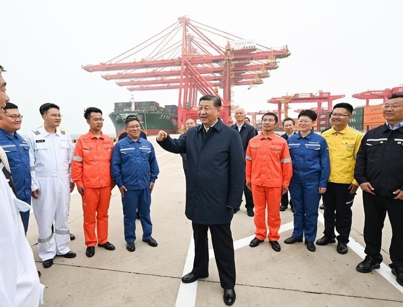 △2024年5月22日，習近平總書記在山東日照港親切慰問港口科技工作者、運營人員、航運人員。