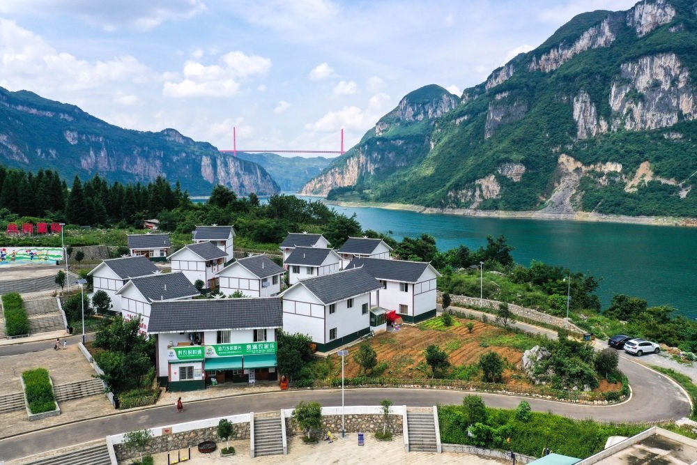 這是貴州省黔西市新仁苗族鄉(xiāng)化屋村麻窩寨易地搬遷集中安置點(diǎn)（2021年7月24日攝，無人機(jī)照片）。新華社記者 楊文斌 攝