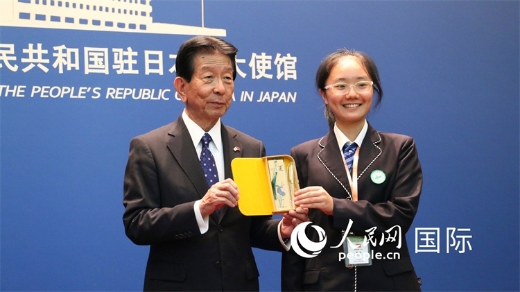 中國(guó)小大使向日本永旺1%俱樂(lè)部理事長(zhǎng)森美樹(shù)贈(zèng)送當(dāng)?shù)靥厣Y品。人民網(wǎng) 許可攝