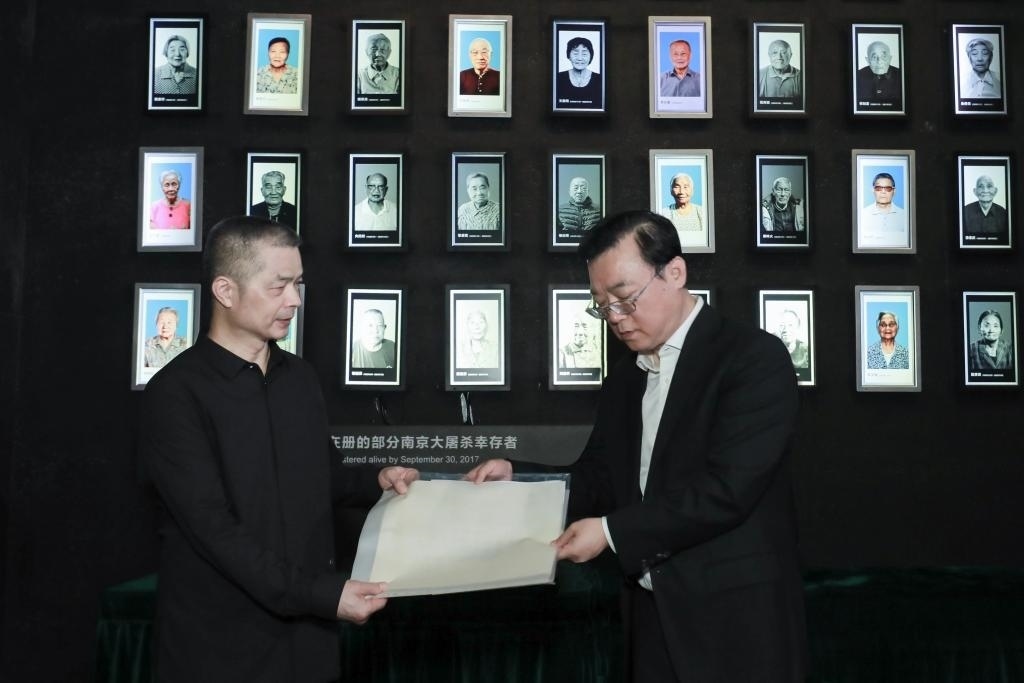南京大屠殺幸存者高如琴的兒子向軍向侵華日軍南京大屠殺遇難同胞紀(jì)念館捐贈(zèng)高如琴老人相關(guān)物品。（侵華日軍南京大屠殺遇難同胞紀(jì)念館供圖）