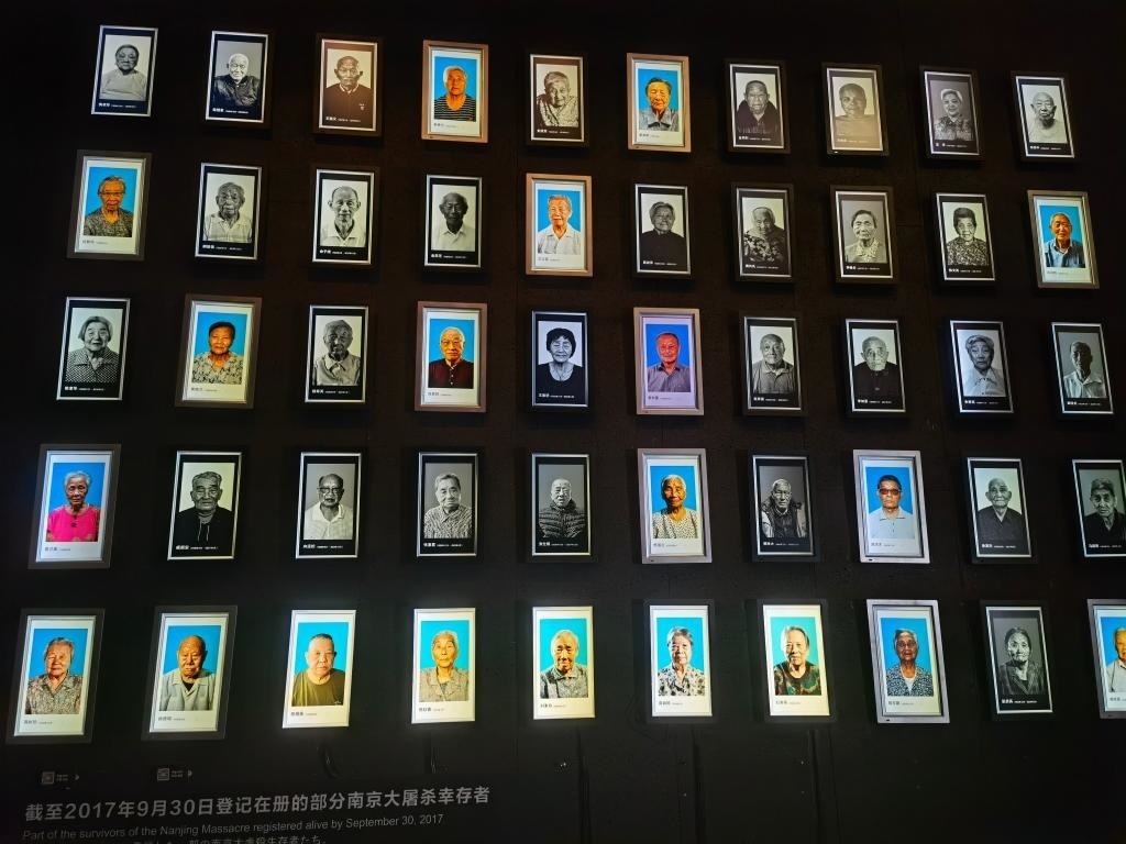 侵華日軍南京大屠殺遇難同胞紀(jì)念館內(nèi)的幸存者照片墻局部。新華社記者邱冰清 攝