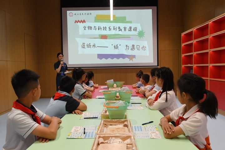 2024年5月18日，小學(xué)生在陜西歷史博物館秦漢館參加“文物與科技”系列教育課程。新華社記者 李一博 攝