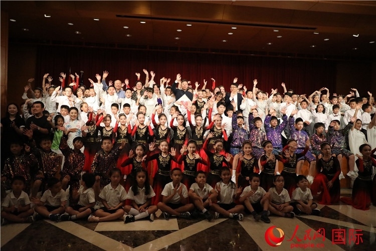 中美青少年藝術(shù)交流匯演活動(dòng)結(jié)束后，嘉賓們與學(xué)生們合影。人民網(wǎng)記者 李志偉攝