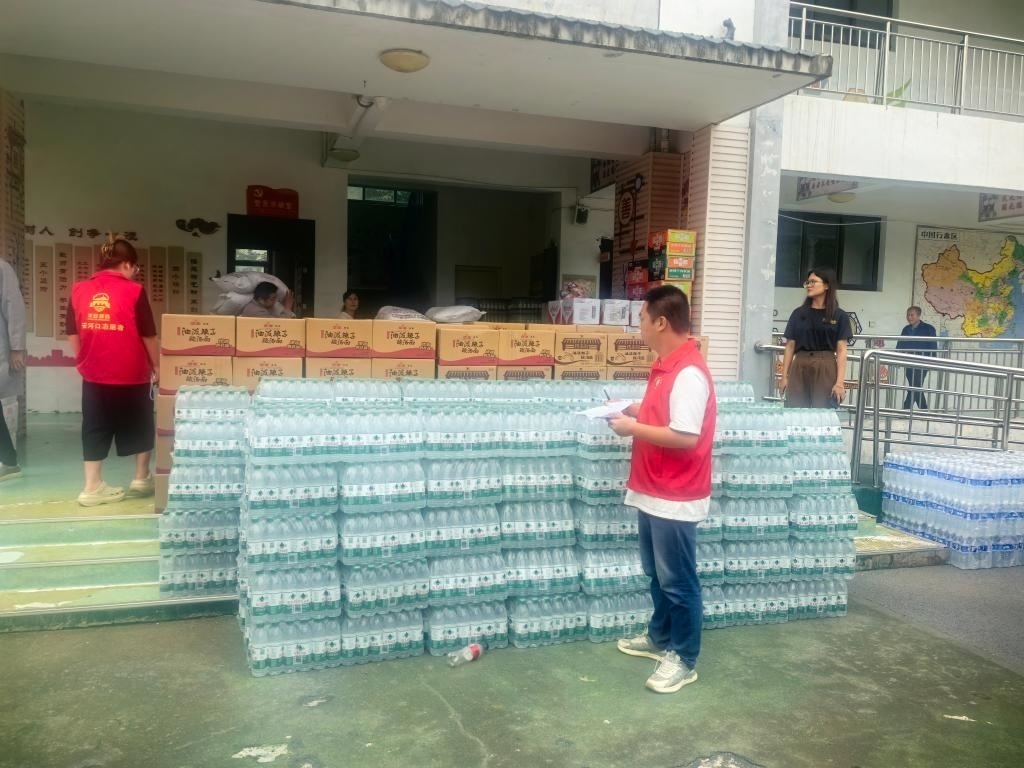 圖為愛心人士向鳳縣河口鎮(zhèn)中心小學(xué)捐贈(zèng)的物資。新華社記者 劉彤 攝