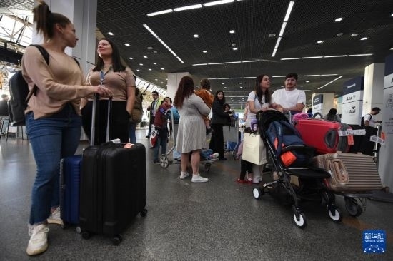 7月19日，受影響航班的旅客在巴西首都巴西利亞機(jī)場等待。新華社發(fā)（盧西奧·塔沃拉 攝）