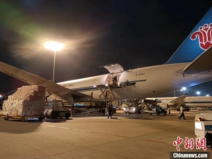 南航物流客機(jī)正裝運前往巴黎的跨境電商貨物。南方航空 供圖