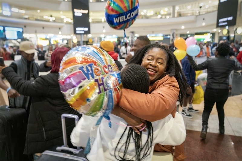 學(xué)生與家長(zhǎng)相擁歡慶。希拉茲·莫林?jǐn)z