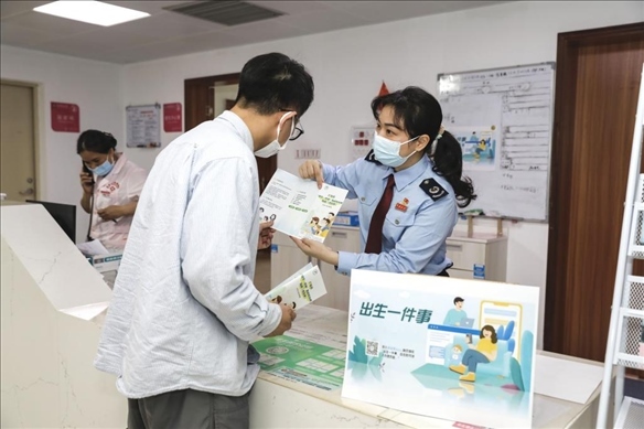 志愿者為葉先生介紹新生兒相關(guān)服務(wù)。云浮市稅務(wù)局供圖