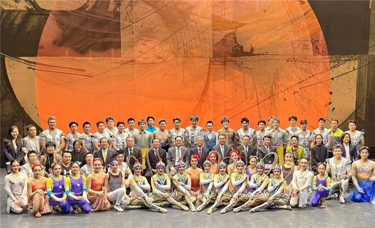 4月12日，中國人民對外友好協(xié)會會長楊萬明、駐日大使吳江浩及來自36國70位駐日使節(jié)代表等現(xiàn)場觀看中國雜技團(tuán)東京公演。中國人民對外友好協(xié)會供圖