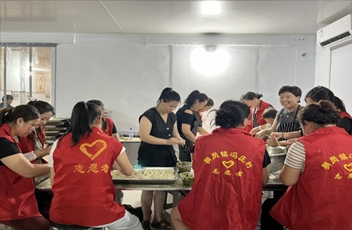 志愿者在以孝治家大食堂工作。（受訪者供圖）