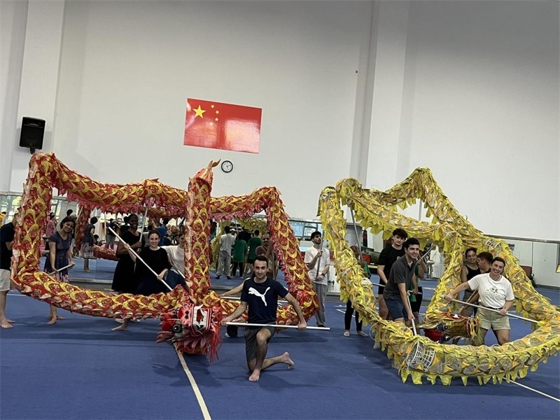 在中國和巴西共迎兩國建交50周年之際，巴西圣保羅州立大學(xué)孔子學(xué)院今年7月成功組織多批、近40名巴西青少年來華進行短期訪問交流，圖為訪問團成員在中國參加文化體驗活動。 巴西圣保羅州立大學(xué)孔子學(xué)院供圖