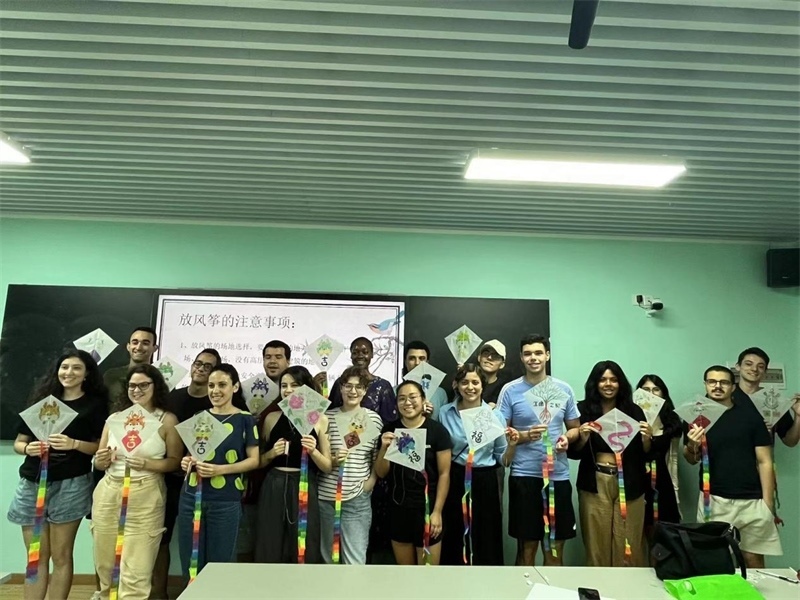 在中國和巴西共迎兩國建交50周年之際，巴西圣保羅州立大學(xué)孔子學(xué)院今年7月成功組織多批、近40名巴西青少年來華進行短期訪問交流，圖為訪問團成員參加文化體驗活動。 巴西圣保羅州立大學(xué)孔子學(xué)院供圖