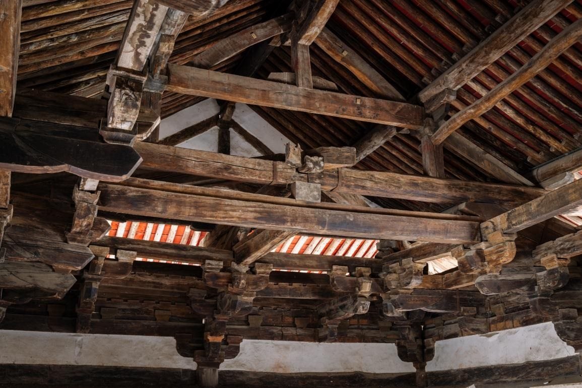 崇明寺特殊的木質“斷梁”結構。蘇唐詩攝